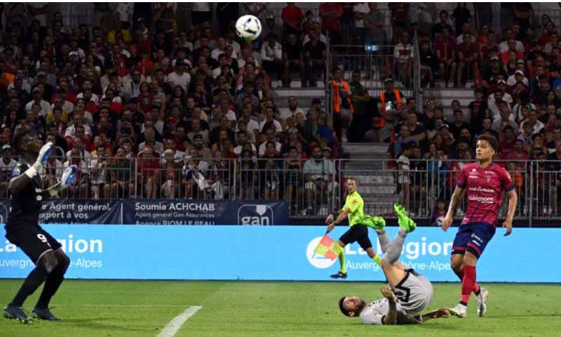 PSG Bantai Clermont Foot 5-0, Messi Cetak Gol Menakjubkan