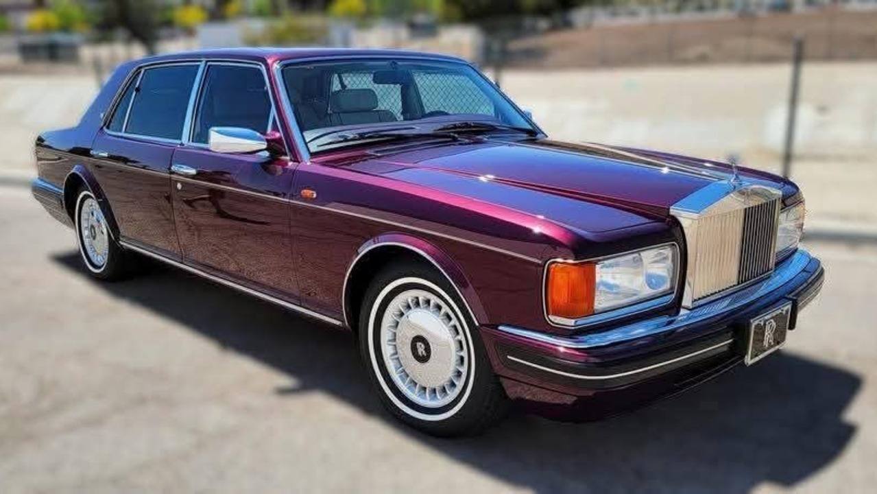 Misteri Ungu yang Memikat: Keanggunan Rolls-Royce Silver Dawn Lauderdale 1996.