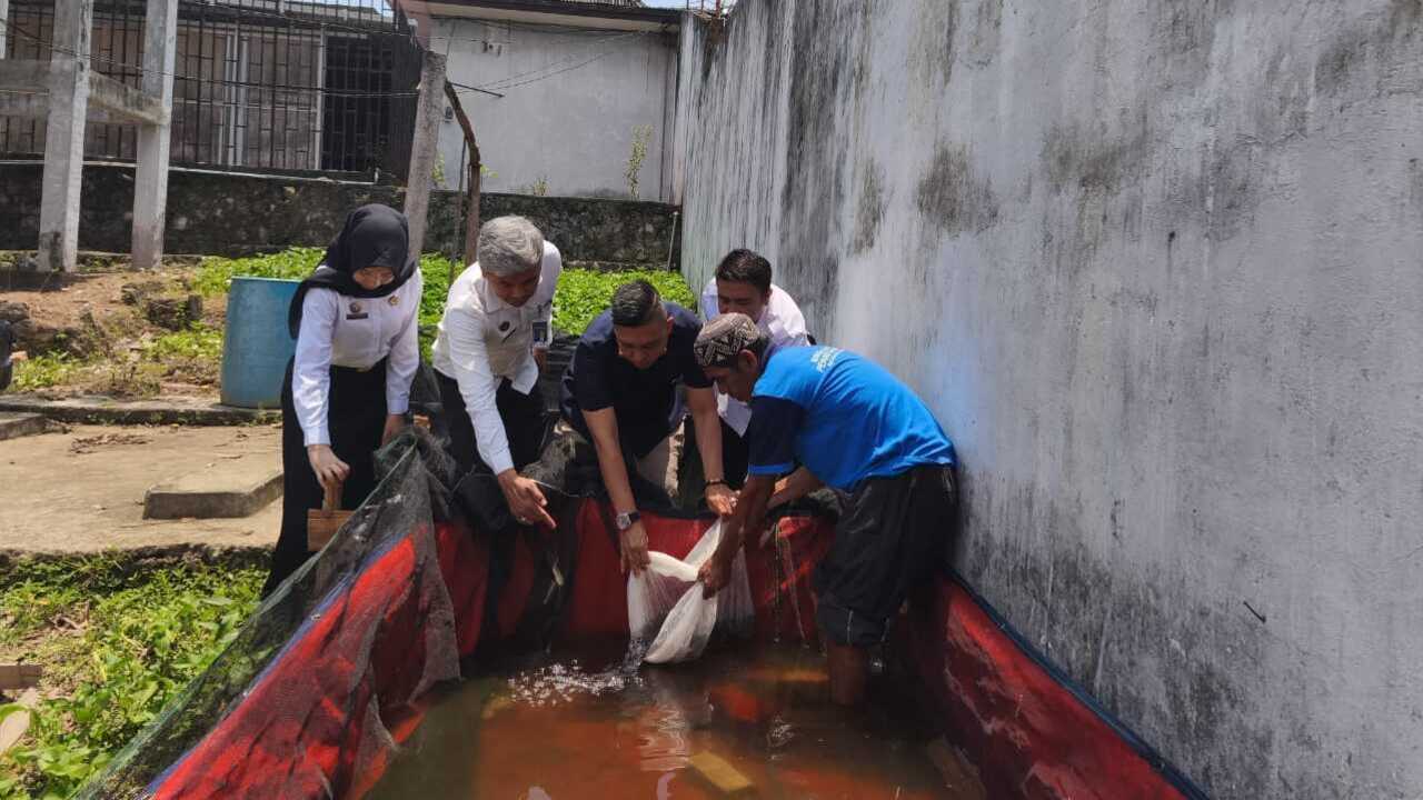 Dukung Ketahanan Pangan, Rutan Baturaja Laksanakan Pelepasan Bibit Ikan Lele