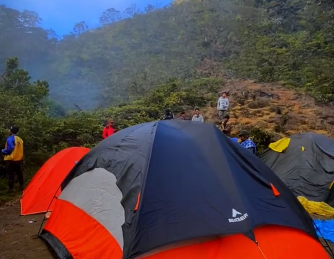 Mendaki Gunung Singgalang Wajib Bermalam dan Menikmati Keindahan Alam di Camp Area Telaga Dewi