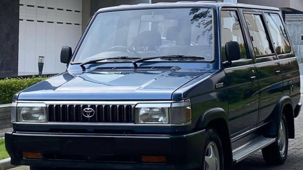 Kijang Kotak 1996: Mobil Klasik yang Tetap Gagah di Jalanan. 