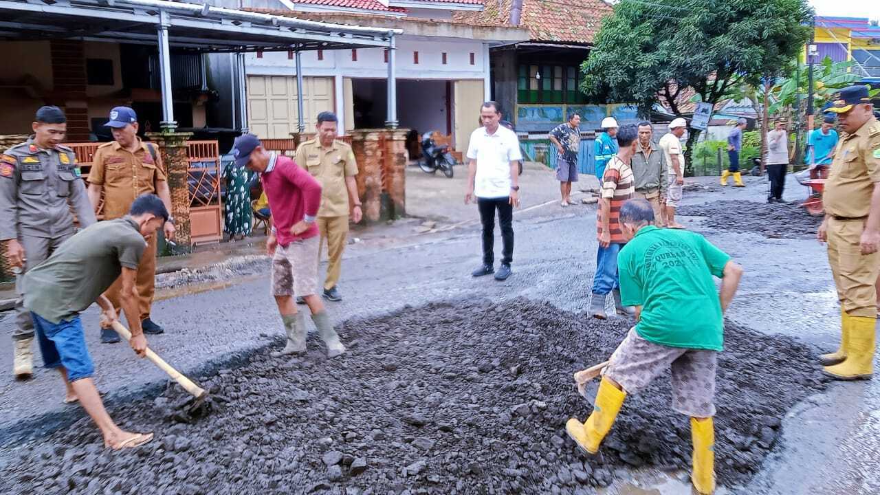 Peduli, Ini yang dilakukan Camat Sanga Desa dan Warga Terhadap Jalan Rusak Sekayu - Lubuk Linggau