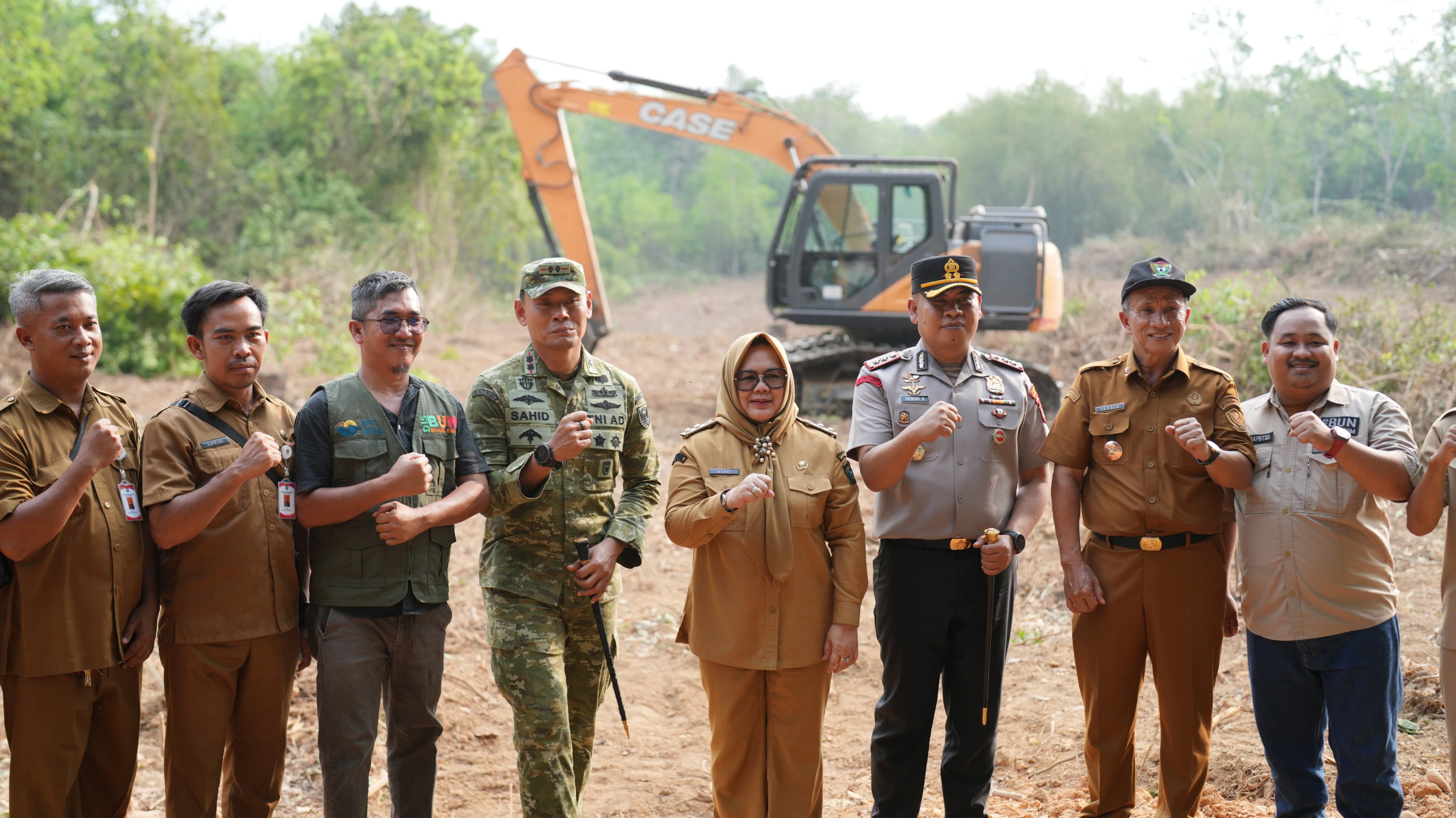 Siapkan 5 Ekskavator, Dorong Warga Buka Lahan Tanpa Membakar