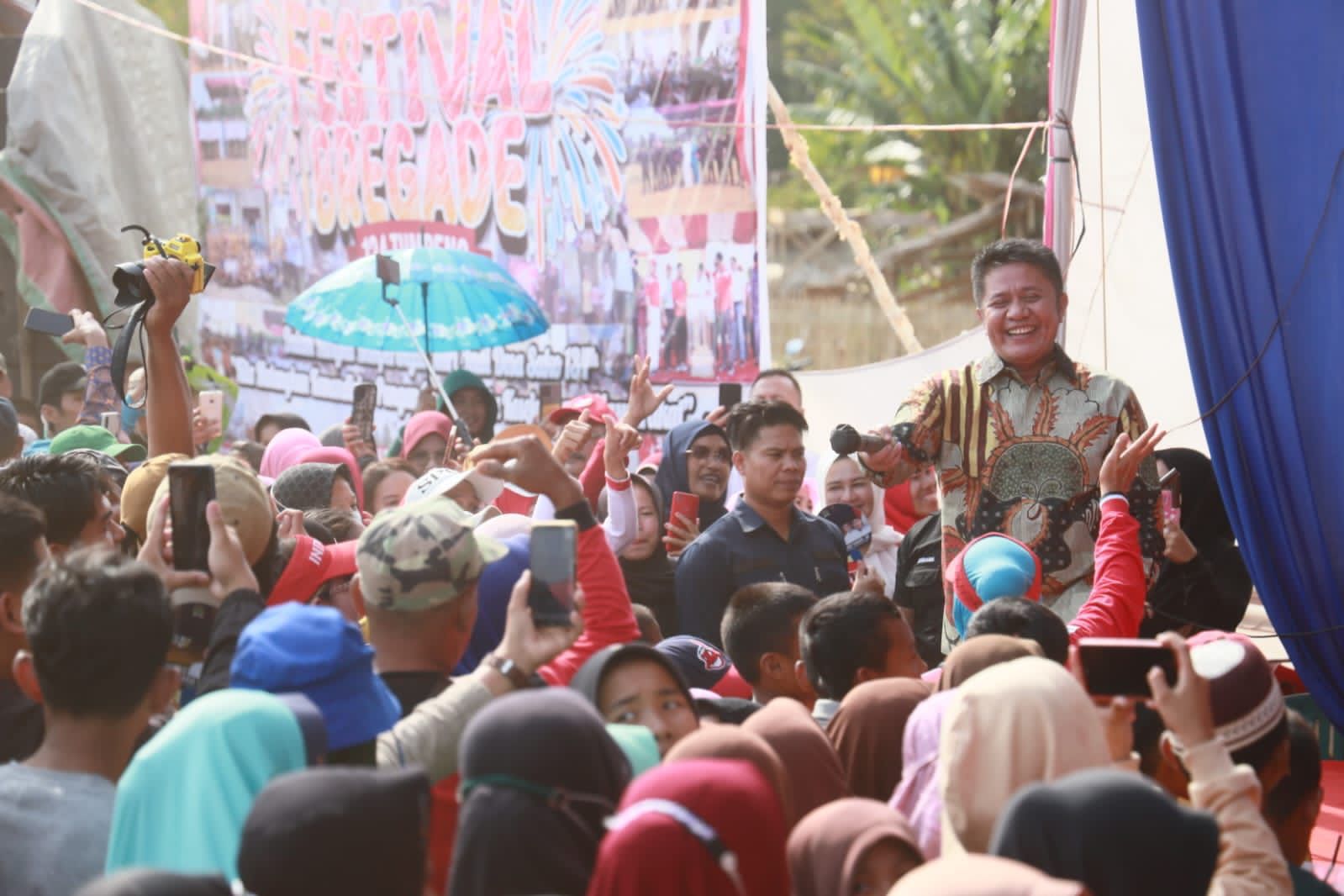 Bangun Kemandirian Pangan Desa Sako, Gubernur Herman Deru Bagi-Bagi Bibit Tanaman 