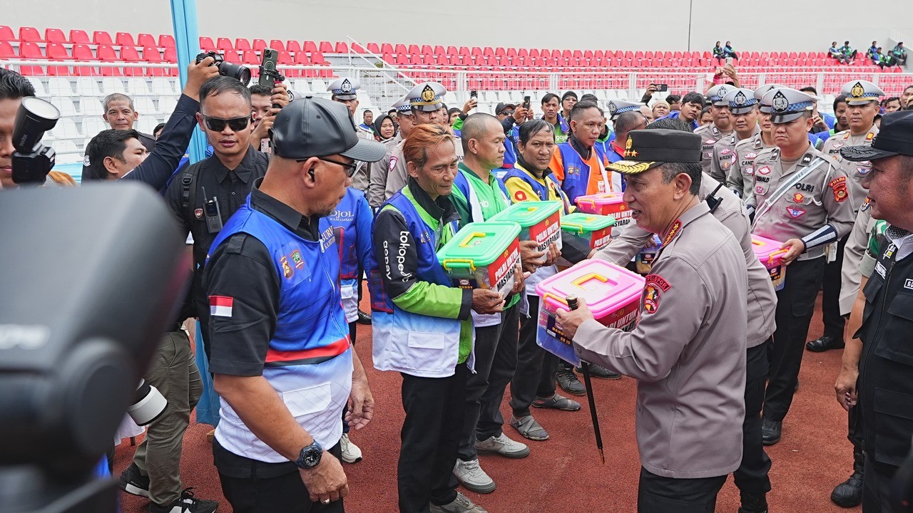 Kapolri Rangkul Ojol dan Buruh Palembang, Bagikan Sembako dan Pesan Kemanusiaan