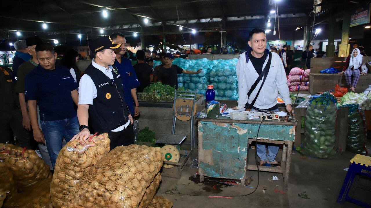 Pj Gubernur Elen Setiadi Sidak Pasar Pasar Induk Jakabaring, Pastikan Pasokan Bahan Pokok Stabil