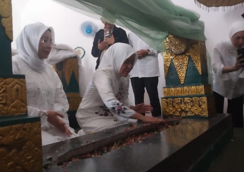 Kunjungi Makam Sultan Mahmud Badaruddin, Fitrianti-Nandriani Janji Revitalisasi Wisata Religi Palembang