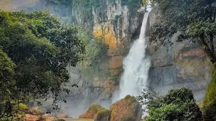 Pesona Keindahan Alam Curug Cimarinjung di Sukabumi yang Menyegarkan Jiwa