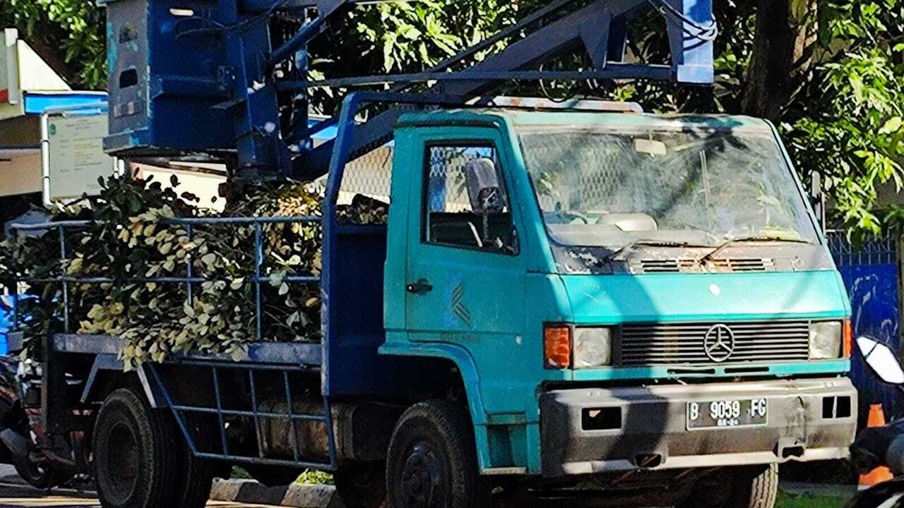 Ketika Mercy Turun ke Jalanan: Sejarah Unik Truk Medium Buatan Indonesia.