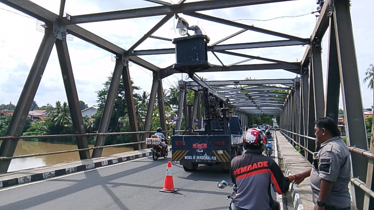 Pasang Lampu Jalan Bertenaga Surya, Bupati Berharap Dapat Kurangi Angka Kecelakaan dan Kriminal di OKU