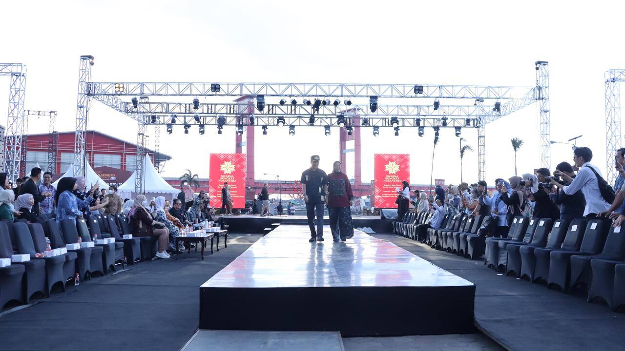 Kenakan Songket Bunga Tanjung, Ratu Dewa dan Dewi Sastrani Siap Tampil di Swarna Songket Nusantara 2025