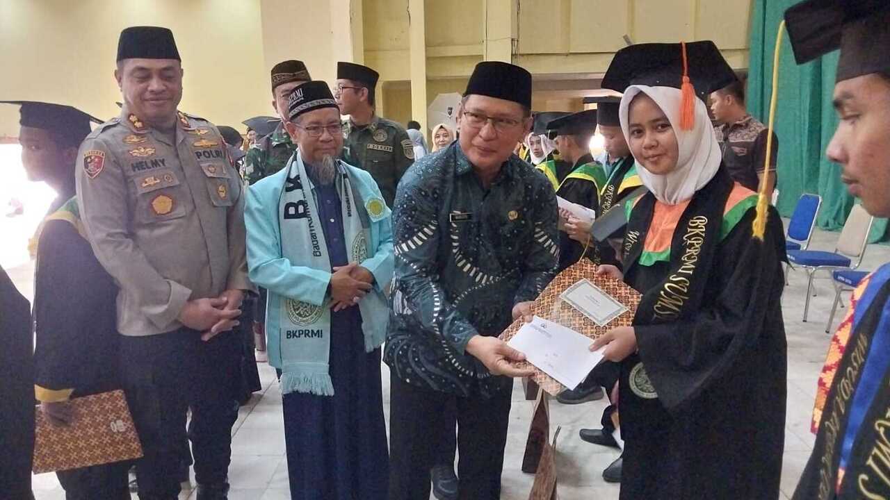 462 Santri OKU Rayakan Wisuda, Wabup OKU Soroti Peran Penting Ustadz-Ustadzah