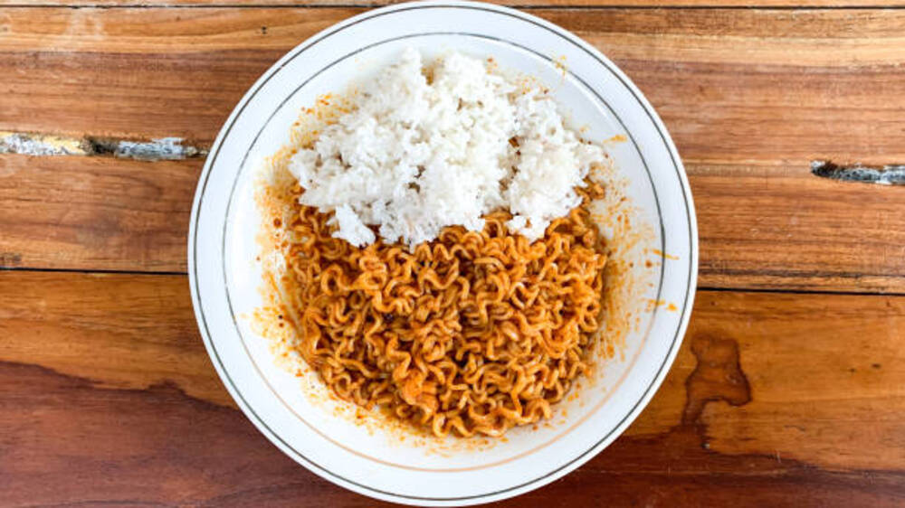 Menggoda Lidah, Menimbang Risiko: Nasi dan Mie Instan dalam Perspektif Kesehatan