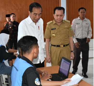 Presiden Jokowi Mendonasikan Mobil Listrik ke SMK Negeri 2 Palembang