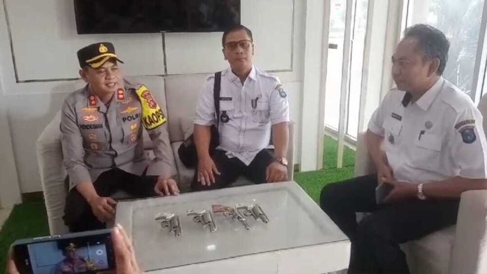 Ketua FKKD Mesuji Raya Serahkan 4 Pucuk Senpira ke Polres OKI