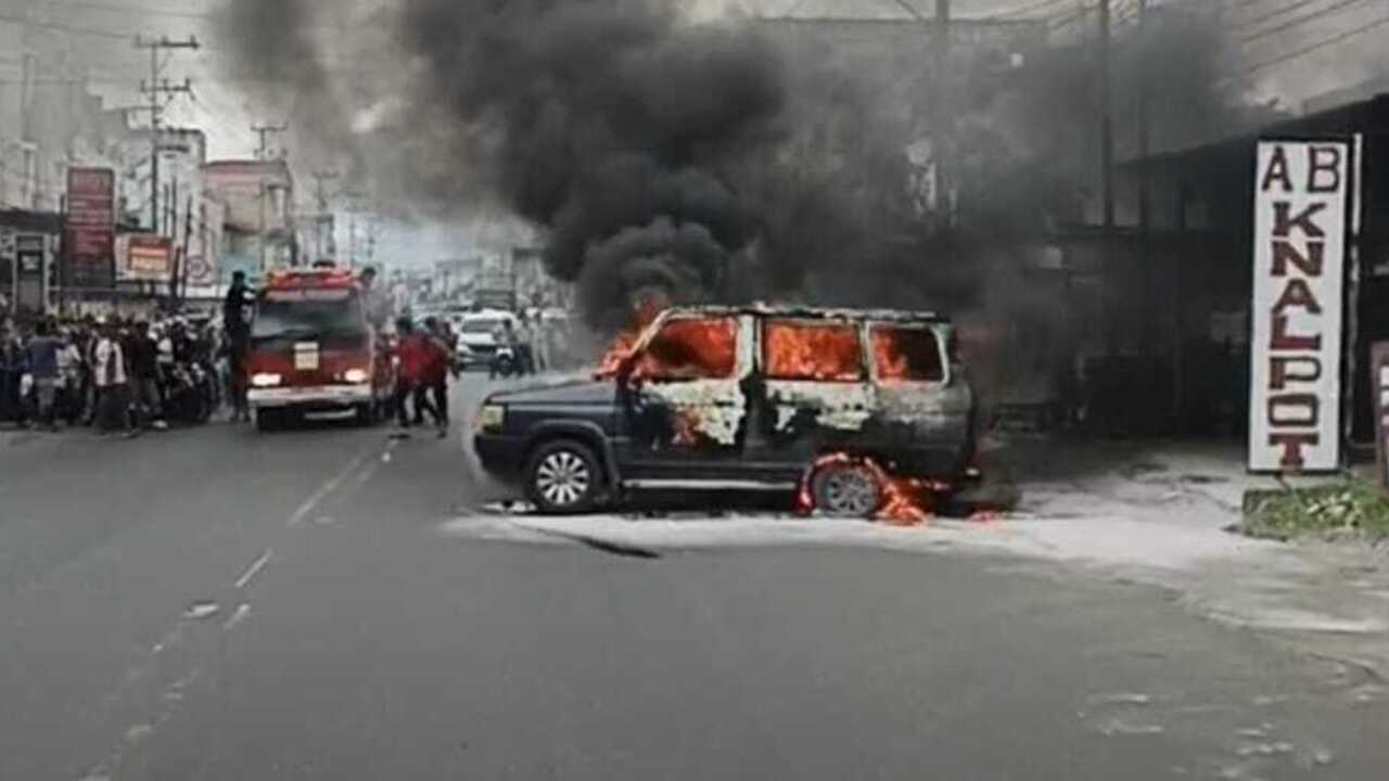 Mobil Kijang Terbakar di Jalan Yos Sudarso, Kapolsek Jelaskan Penyebabnya!