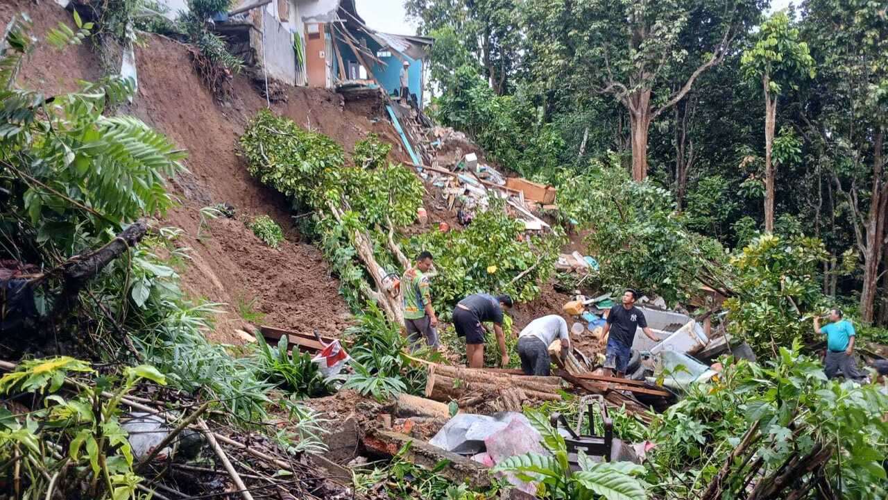 Dua Rumah Warga OKU Diterjang Longsor