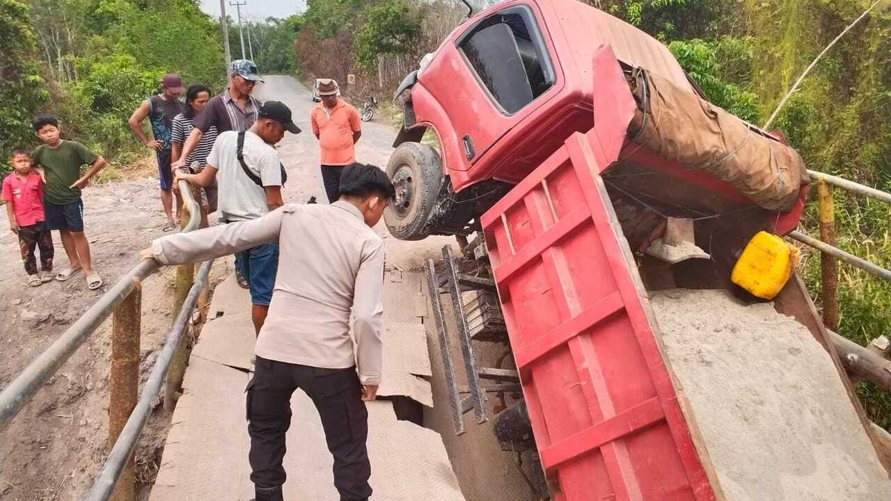 Muatan Pasir Basah 6 Kubik Diduga Picu Jembatan Besi di Tanabang Ilir Roboh