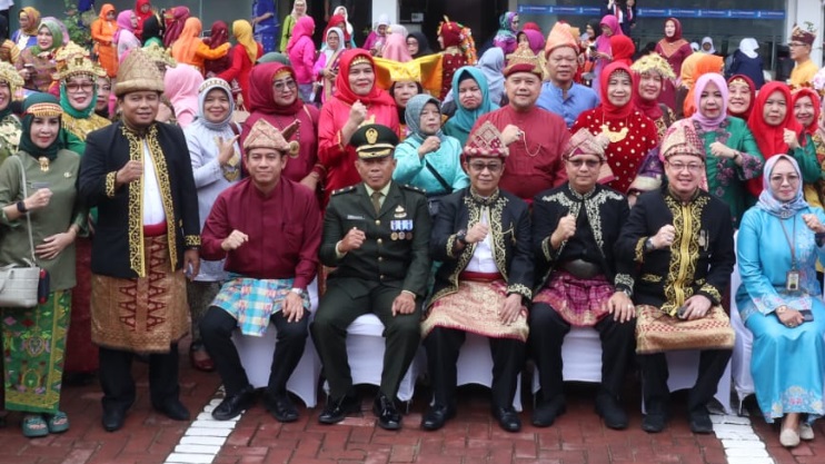 Peringatan Hardiknas 2024, Ratusan ASN Palembang Pakai Baju Adat, Ini Pesan Nadiem Makarim 