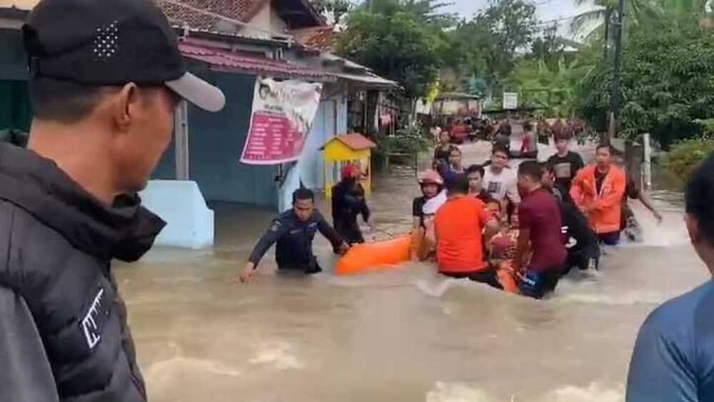 Ribuan Warga Prabumulih Terdampak Banjir, Pj Wako Datangi Warga Gunakan Perahu Karet