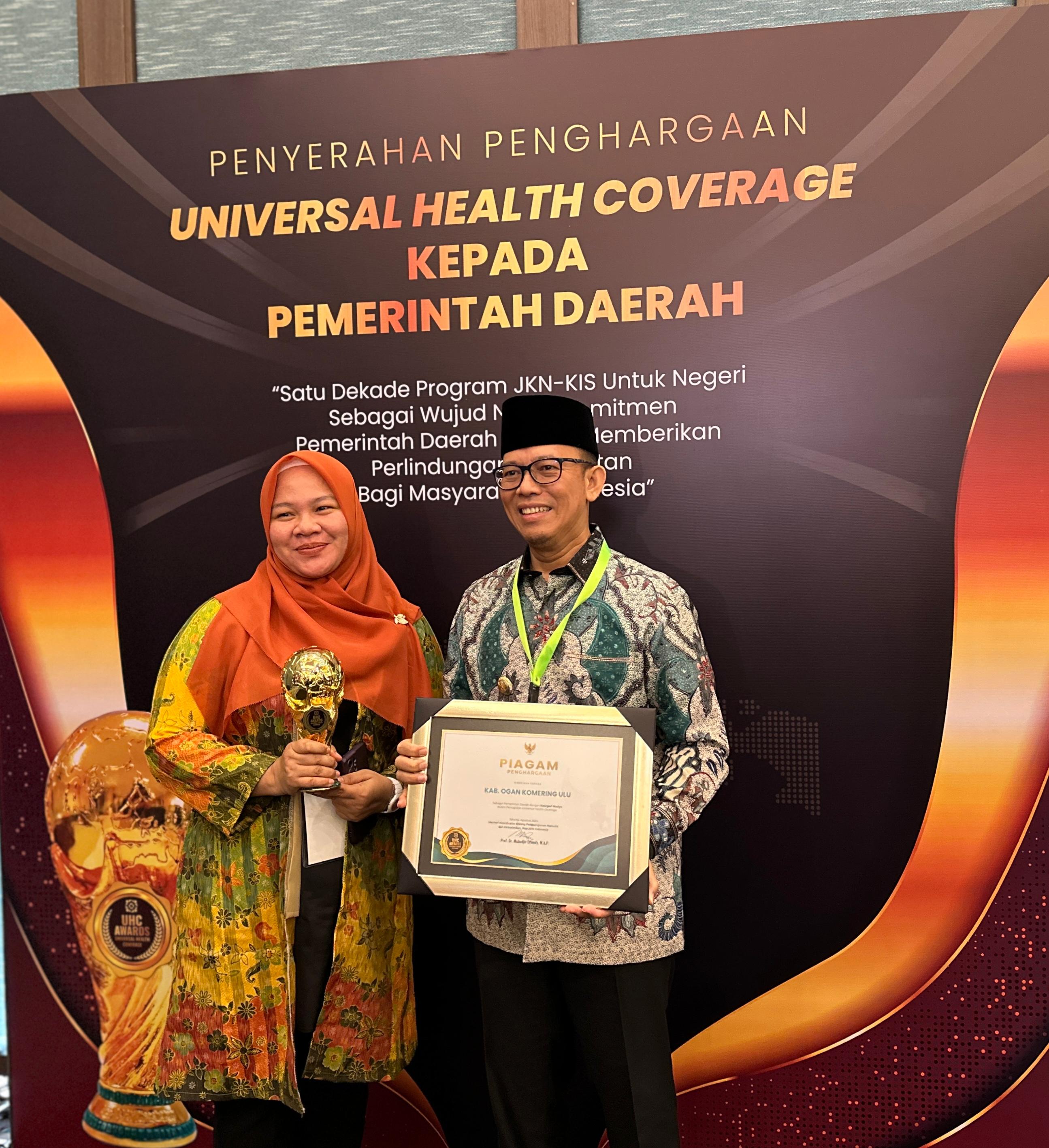 Teddy Meilwansyah Terima Penghargaan UHC Award Dari Wapres RI