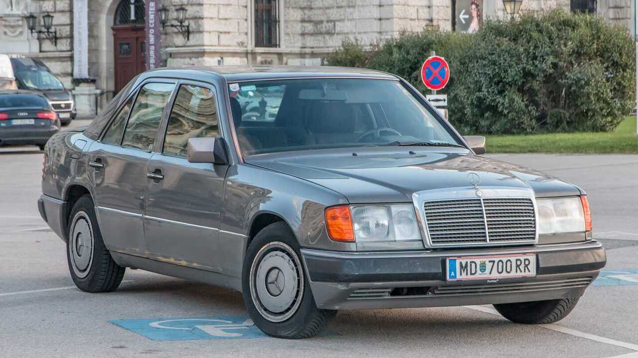 Mercedes-Benz W124: Legenda Kelas Eksekutif yang Tak Lekang oleh Waktu. 