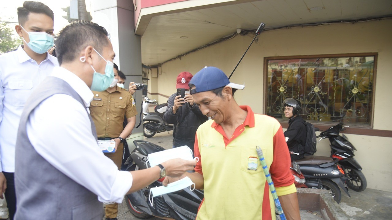 Hadapi Kabut Asap, Ratu Dewa Turun ke Jalan Bagikan 16 Ribu Masker Gratis di Palembang