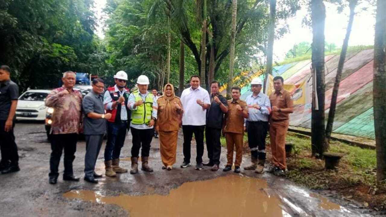 Wabup Sumarni Sidak Jalan Rusak Dalam Kota PT DBU Segera Perbaiki Jalan yang Rusak