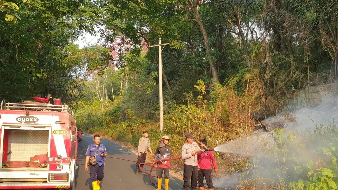 Polres OKU Padamkan Karhutla di Jalinsum Desa Pusar