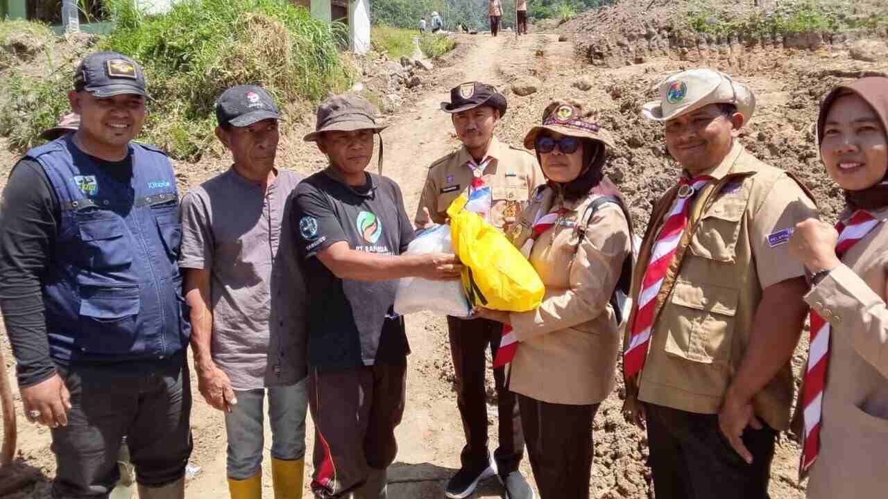 Relawan Pramuka OKI Turun ke Agam, Bantu 250 Keluarga Terdampak Banjir dan Longsor