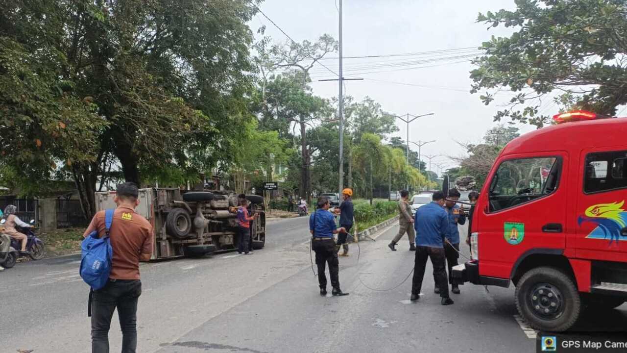 Mobil Box Bermuatan 800 Box Susu UHT Terguling di Jalan Sudirman Prabumulih, Sopir Selamat