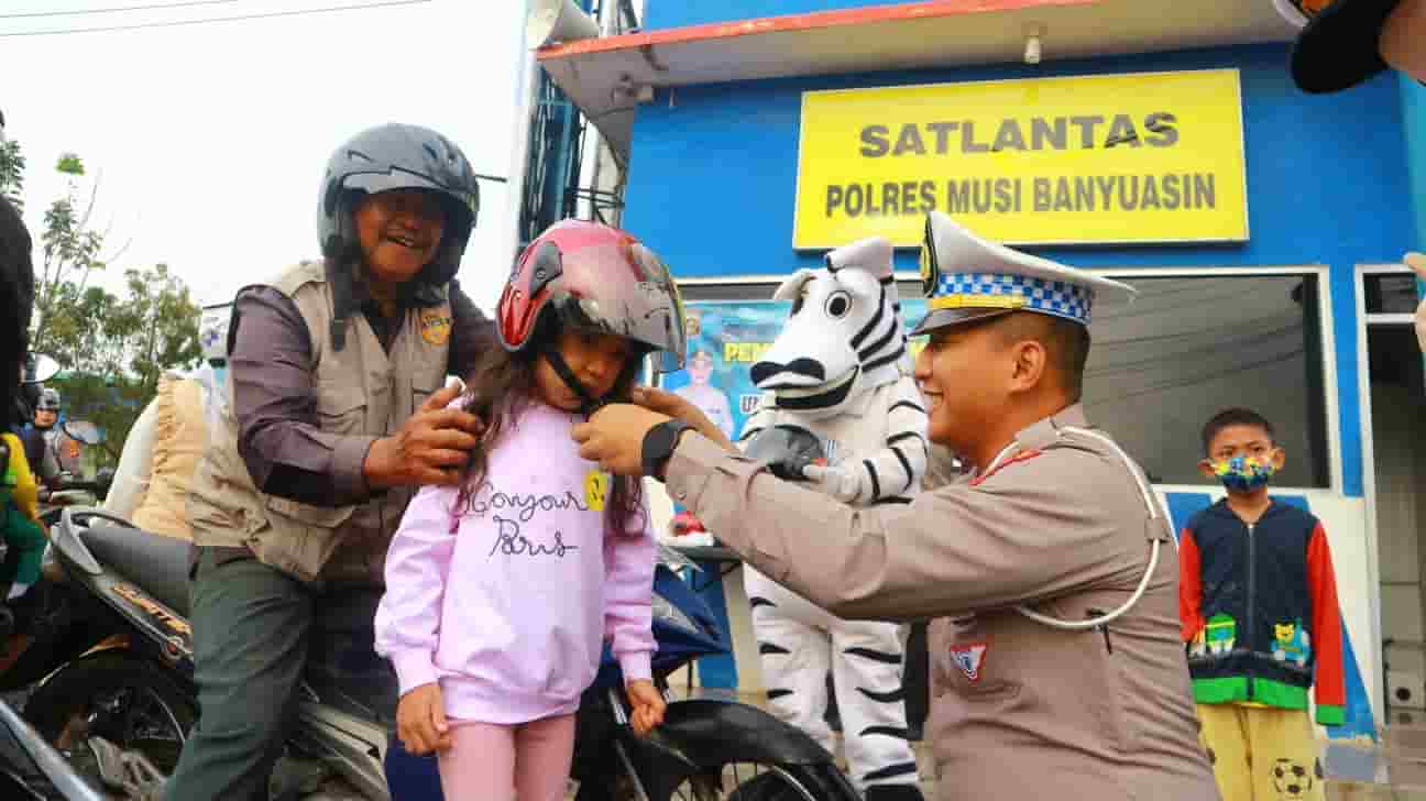 Berikan Edukasi Dini Tentang Lalu Lintas dengan Bagikan Helm Anak