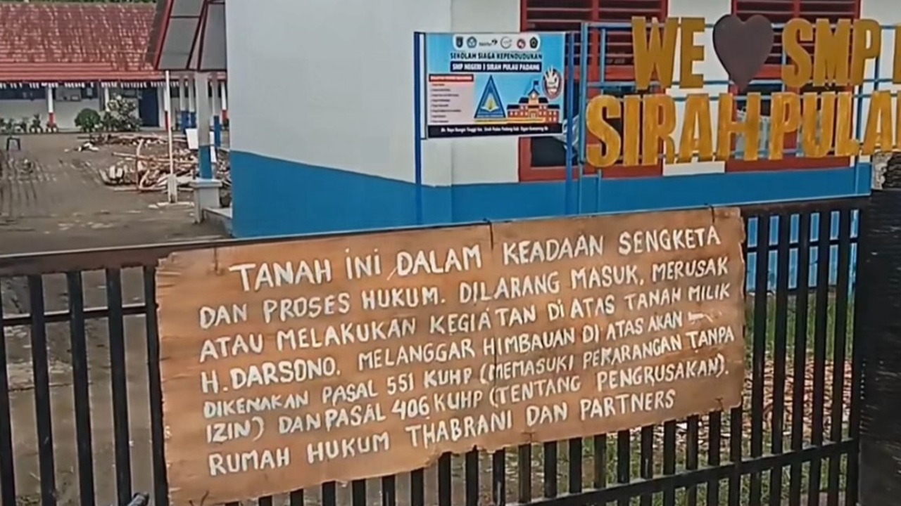 Diduga Berdiri di Lahan Sengketa: Pagar Dua Sekolah di OKI Ditutup dengan Rantai, Siswa Dilarang Masuk!