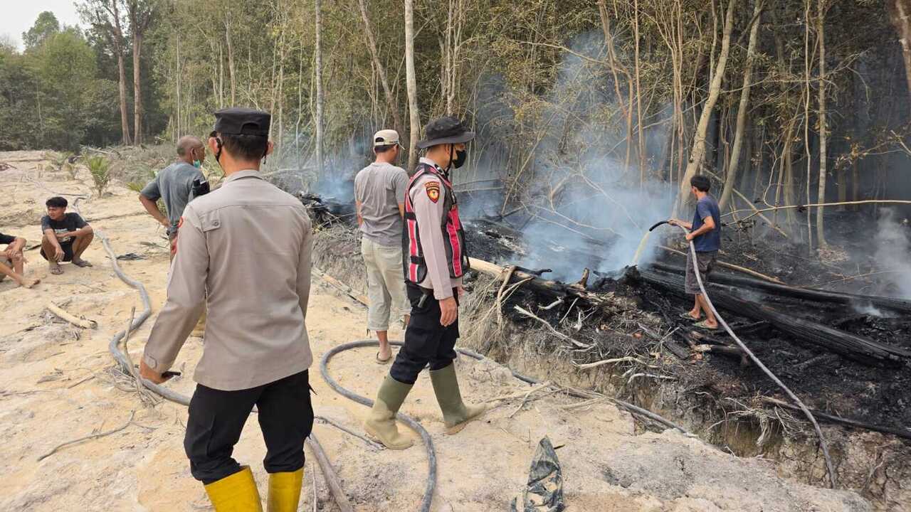 Lahan Terbakar di Desa Tanah Abang, Ini yang Dilakukan Polsek Batang Hari Leko