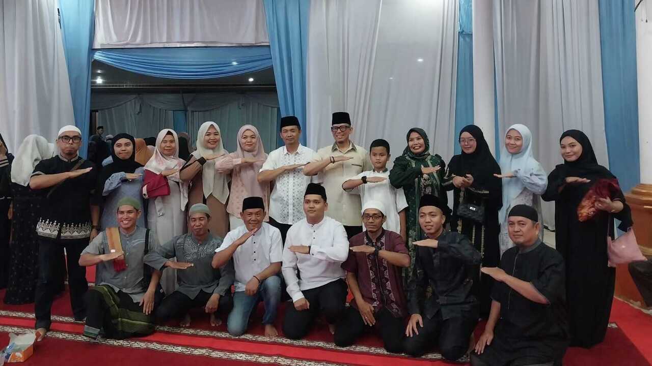 Tutup Safari Ramadan, Bupati OKU Ajak Pasukan Kuning dan Guru SR Tarawih Bersama