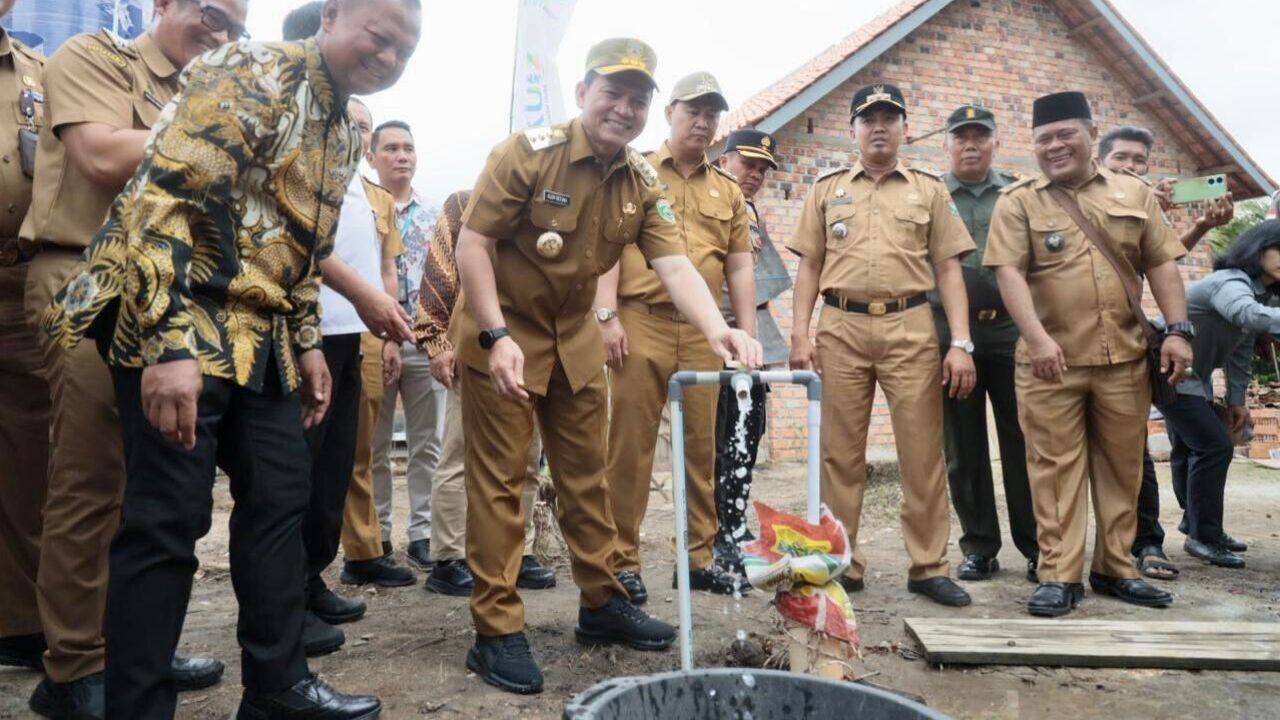 Pj Gubernur Elen Setiadi  Resmikan Kampung Madani Serat Nanas Desa Bunut Kabupaten Muara Enim