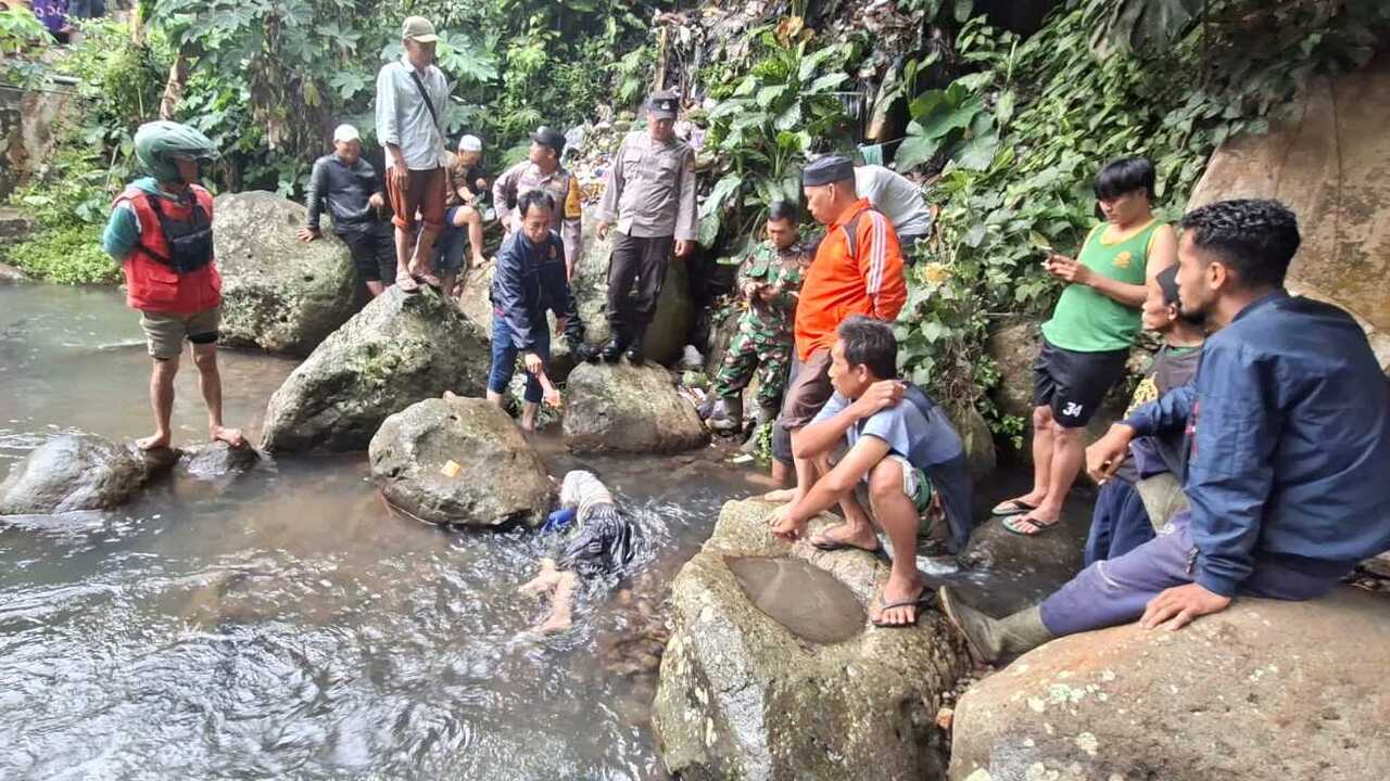 Jasad Seorang IRT Ditemukan Tersangkut di Bebatuan 