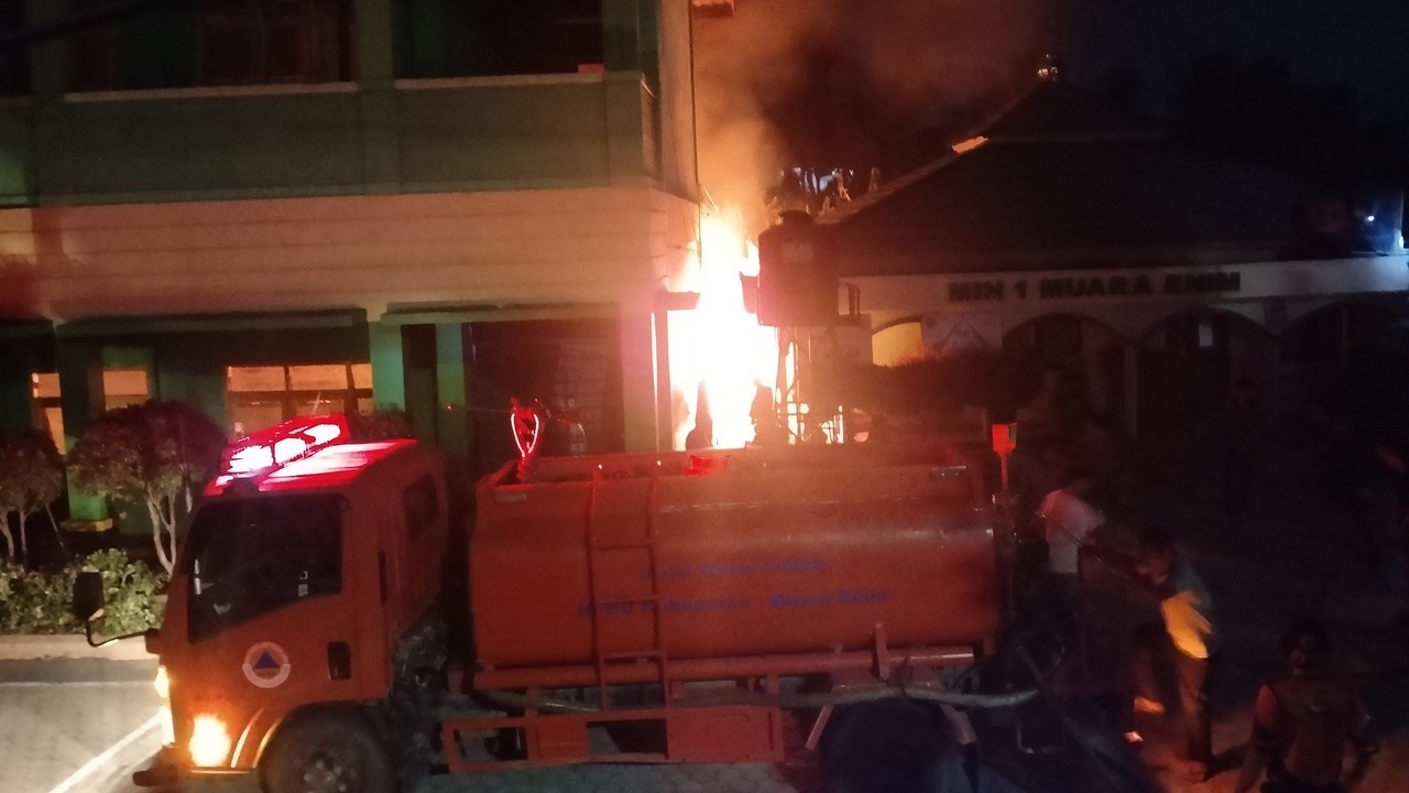Korsleting Listrik, Kantin MIN 1 Muara Enim Membara