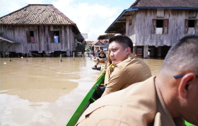 Bupati Panca Tinjau dan Beri Bantuan kepada Warga Terdampak Banjir di Muara Kuang