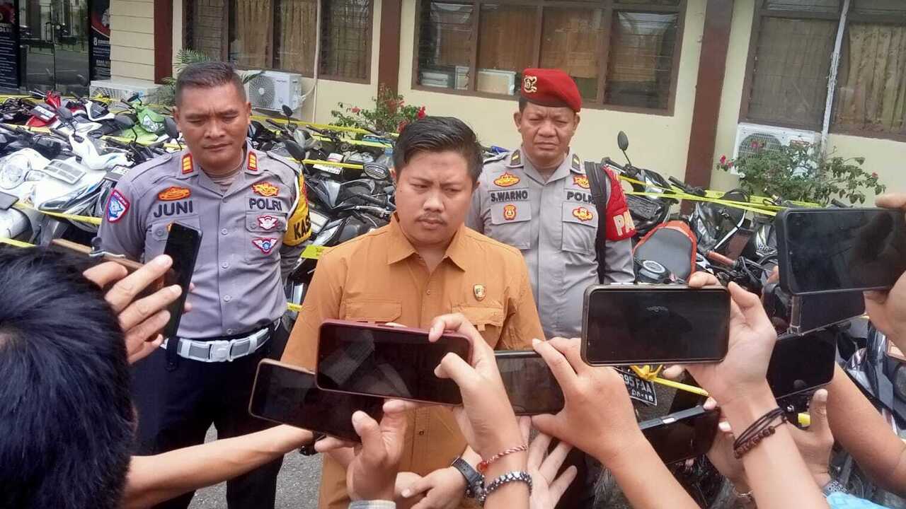 Polres Lubuklinggau Gerebek Gelanggang Adu Ayam Pengunjung Kalang Kabut Tinggalkan Puluhan Kendaraan Bermotor