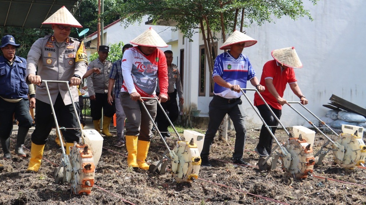 Tanam Bibit Jagung, Kapolres Prabumulih Ajak Masyarakat Berperan Aktif dalam Program Ketahanan Pangan