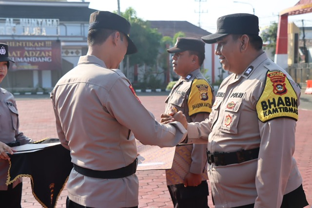 Kapolres Muba Beri Penghargaan pada 33 Personil Berprestasi