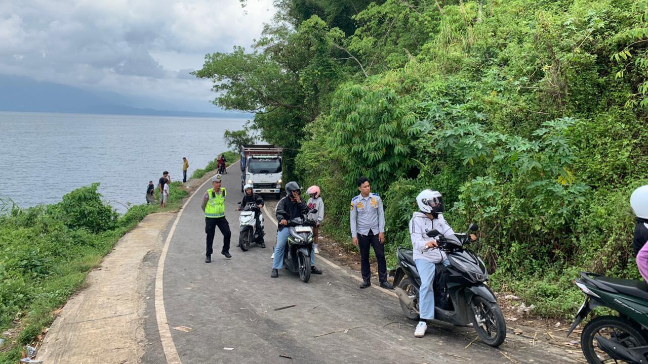 Bus Angkut 28 Penumpang Terguling di Tepian Danau Ranau OKU Selatan, Tiga Korban Luka Berat