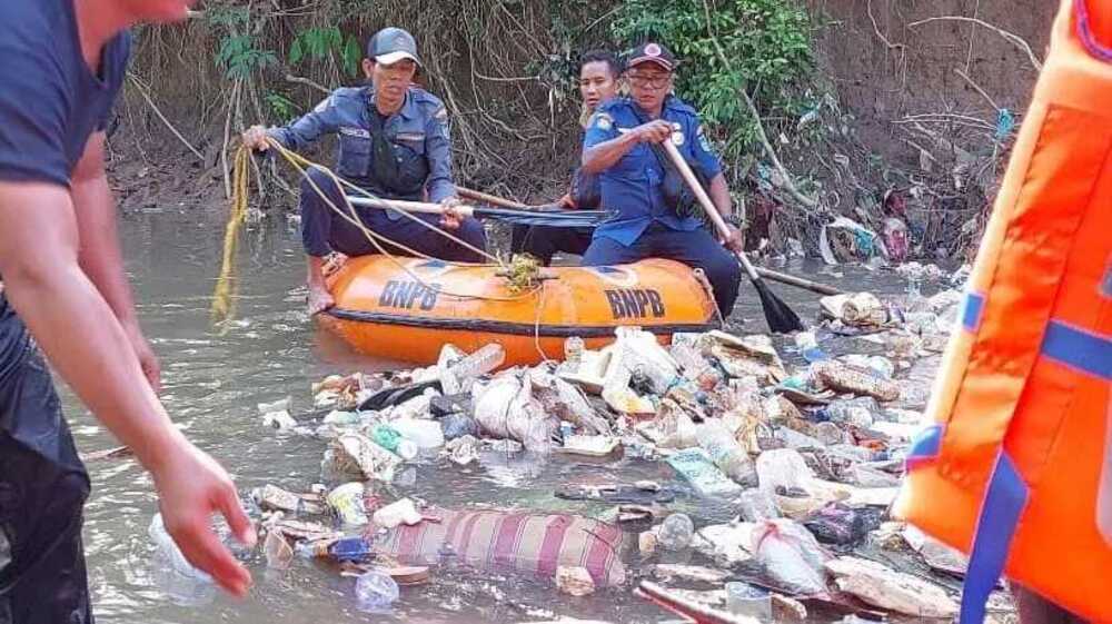 Antisipasi Banjir, BPBD Kota Prabumulih Laksanakan Kegiatan Pembersihan di Sepanjang Aliran Sungai Kelekar