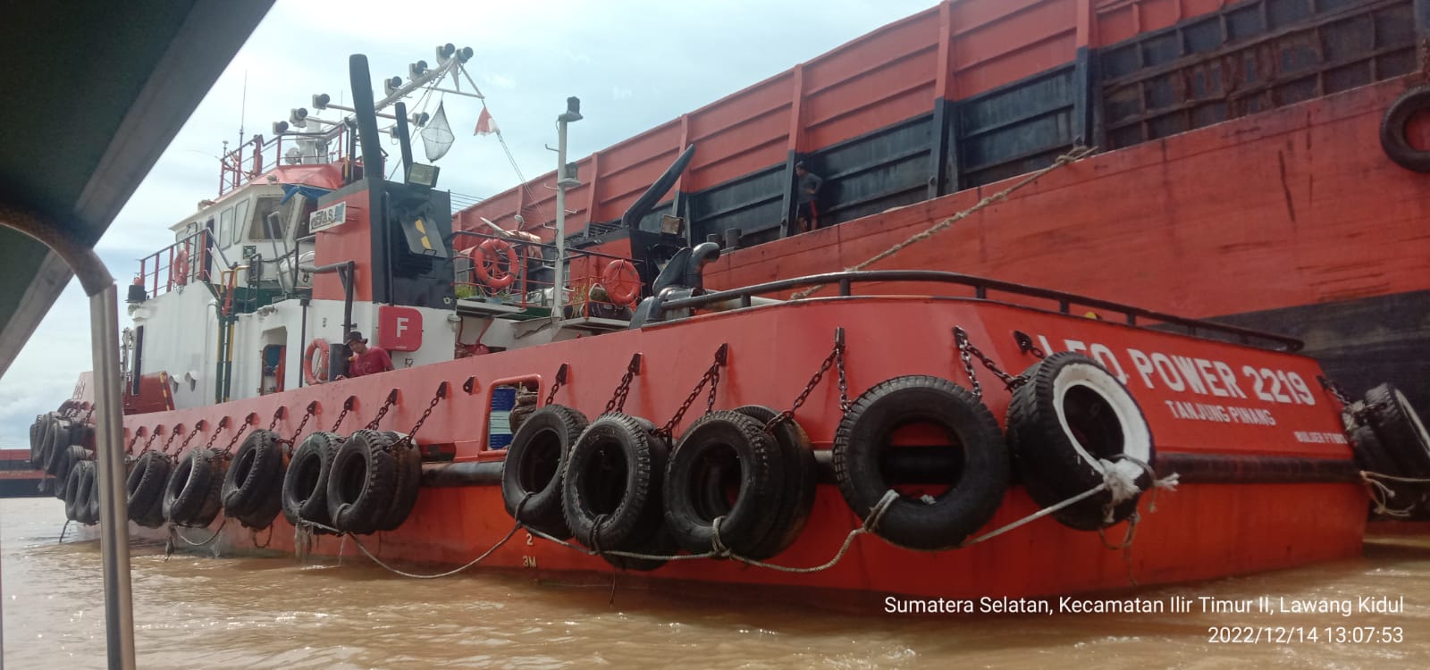 Tongkang Tabrak Jukung dan Rumah Warga di Perairan Sungai Musi