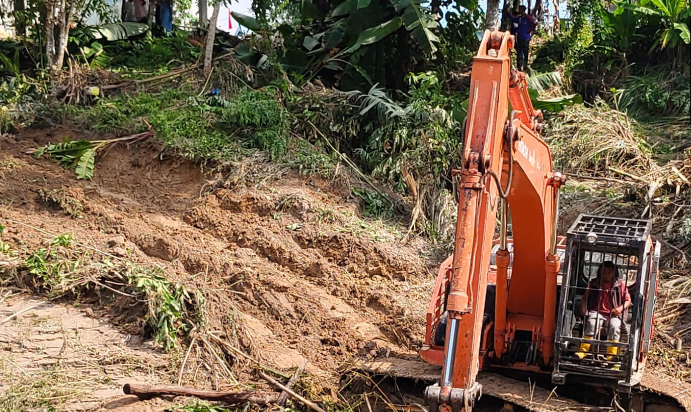 Pemkab OKU Kerahkan Alat Berat Bersihkan Material Banjir dan Longsor