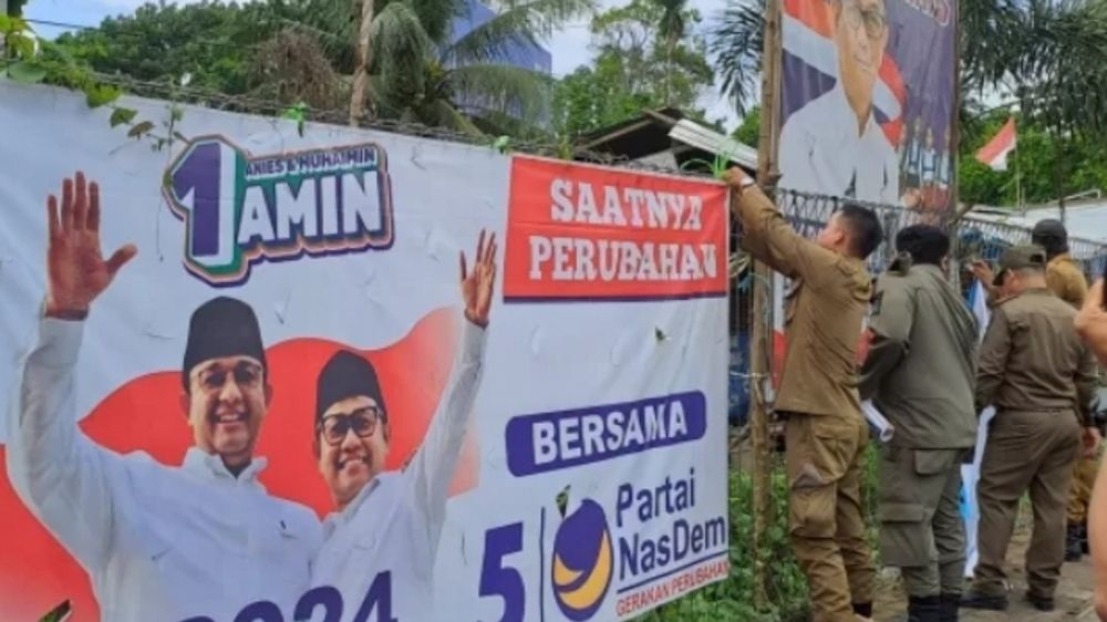 Satpol PP dan Bawaslu OKI Copot Sejumlah APK di Pintu Tol Celikah, Ini Alasannya