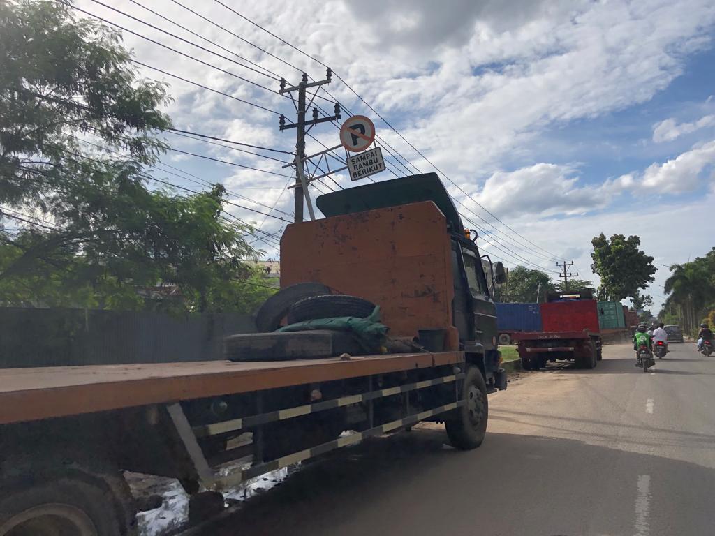 Truk Parkir Liar di Pinggir Jalan, Pengamat Hukum : Pelaku Dapat Didenda Rp24 Juta!