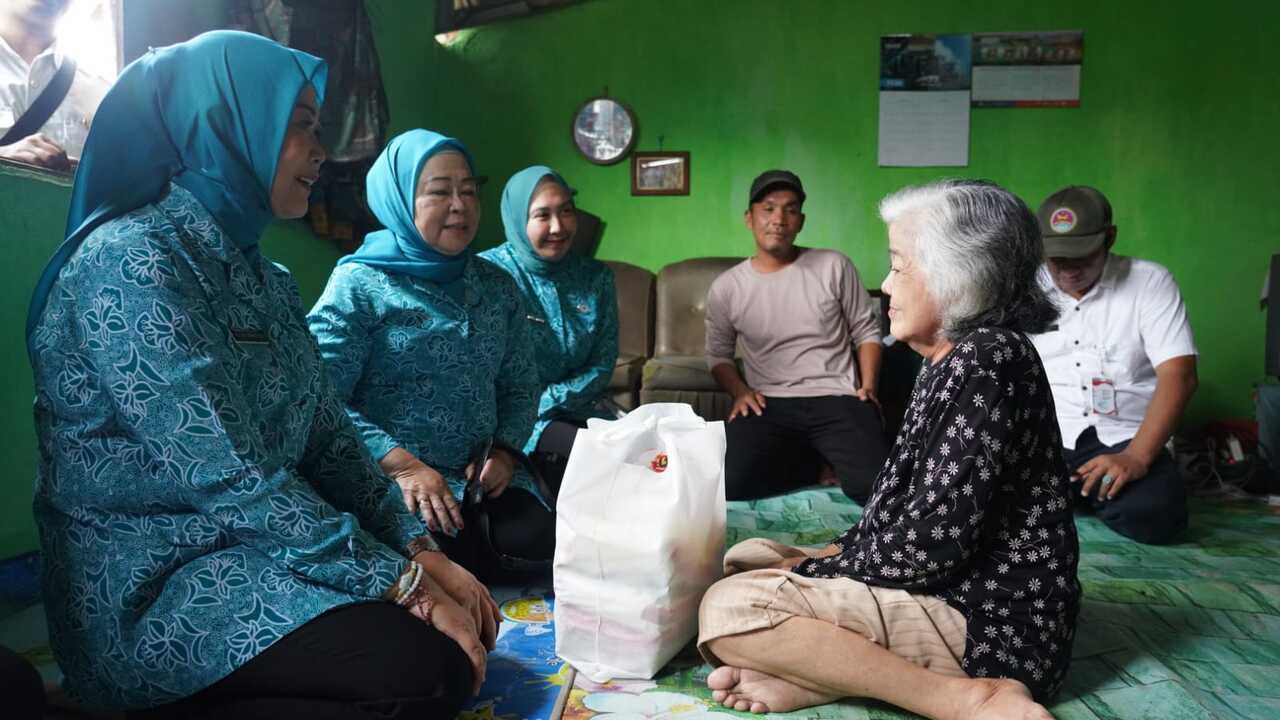 Sentuhan Kepedulian Feby Deru di Talang Kepuh, Bagikan Sembako pada Peringatan HKG PKK.