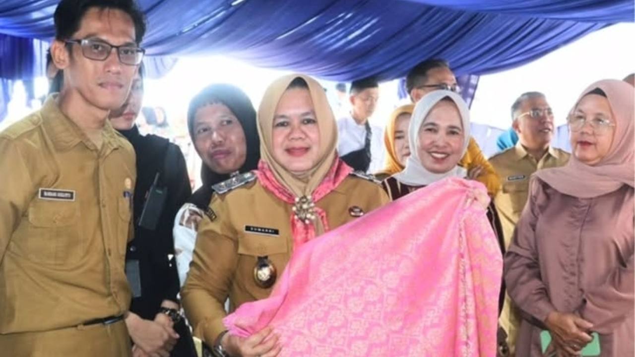 Wabup Tantang Pengrajin Muda Ciptakan Motif Songket Baru Saingi Mak Raje